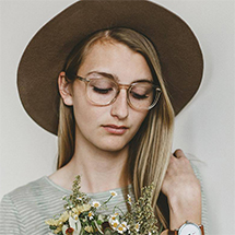 Girl wearing Aura glasses from eyebuydirect